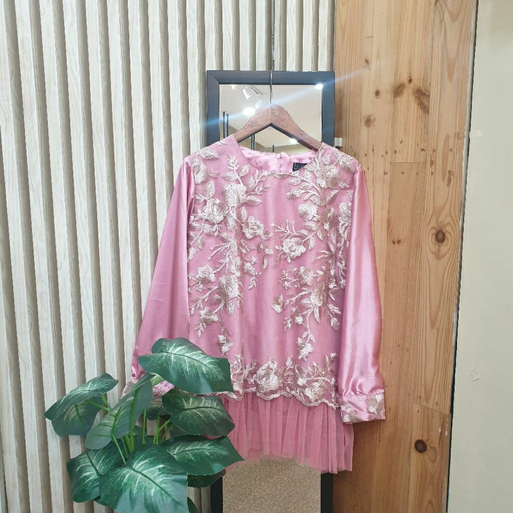 Dyaswari Tunik Brokat Bordir