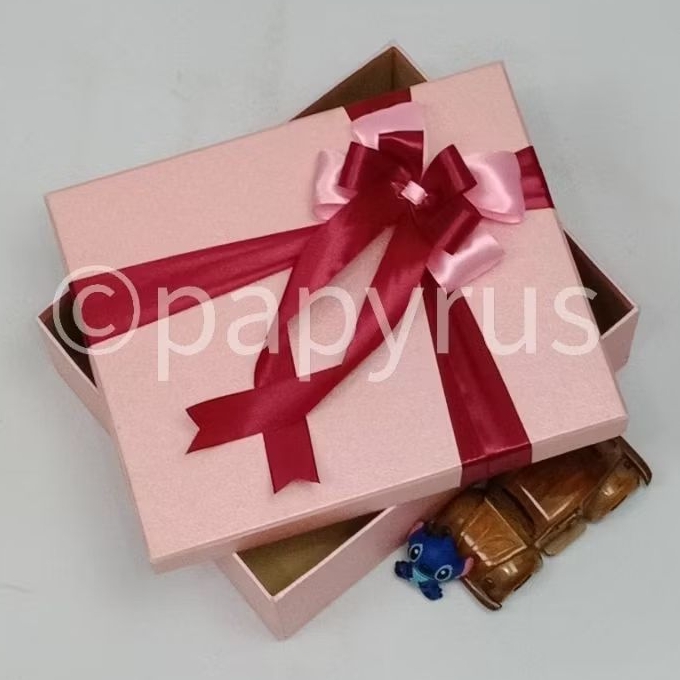 

PAPYRUS 22,5x27,5 Tinggi 5cm Kotak Kado Gift Box V1