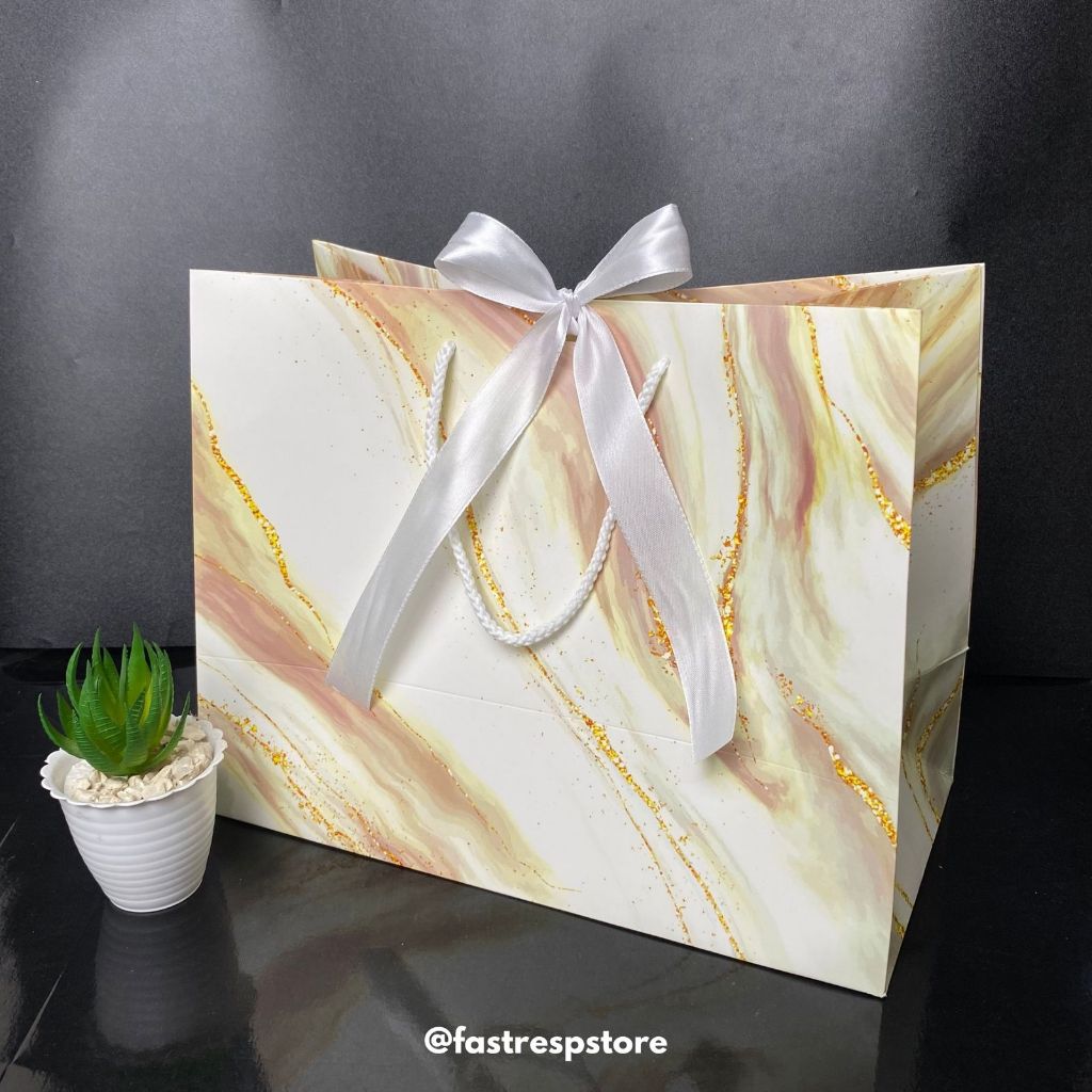 

Paper Bag Desain MR Putih Pita 32,5x25x14 Wedding Ultah Simple Tas Kado Premium Souvenir