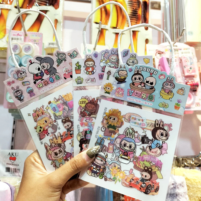 

Stiker Labubu Model Tentenagn Tas 4 Lembar Anti Air Premium Termurah