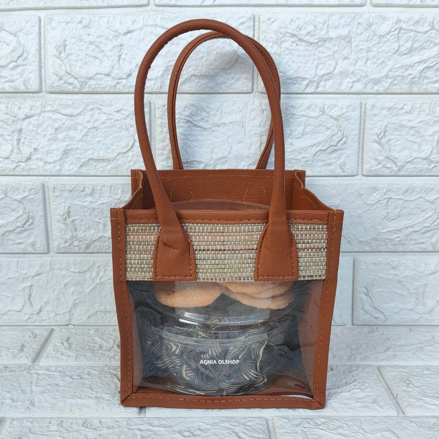 

Keranjang Hampers Mika Mendong Isi 2 Toples Biggy (Carbella) Tas Mika Parcel Lebaran