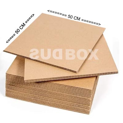 

Kardus karton box dus lebaran ukuran 50 x 50 cm bahan Double wall(Tebal 7 mm)