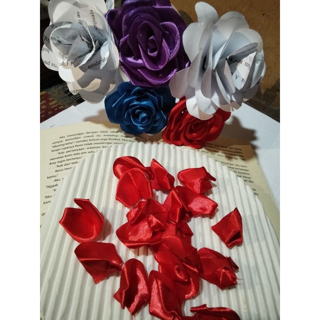 

KELOPAK BUNGA PITA SATIN 2,5 CM UNTUK BUKET BUNGA HANDMADE