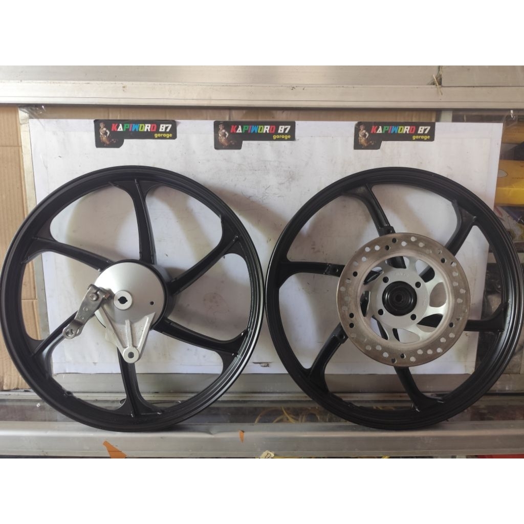 velg merek Sora ukuran 17/140 rata depan belakang repaint hitam PNP Honda Supra x 125, kharisma beka