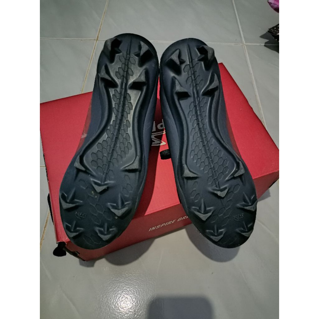 sepatu bola SPECS second