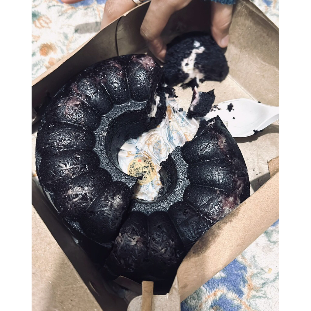 

Bolu ketan hitam keju lumer