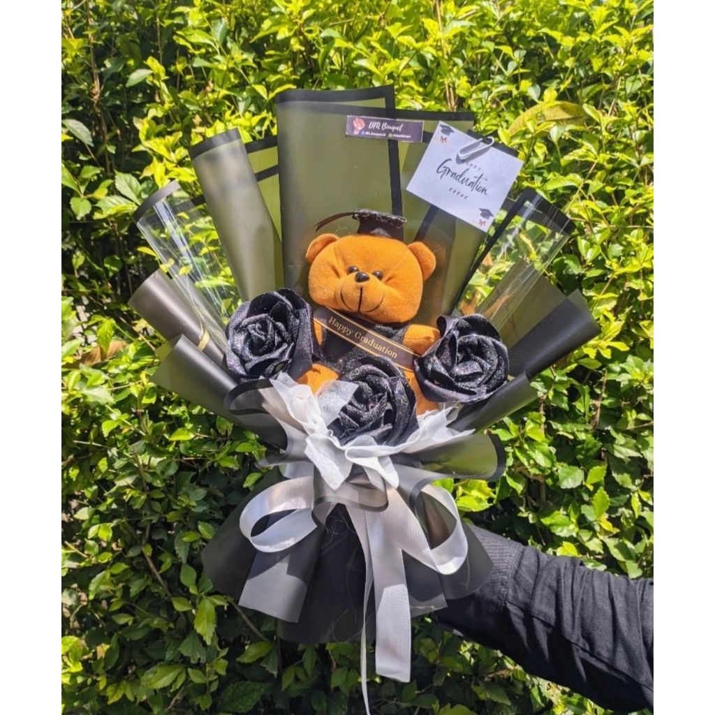 

BUKET WISUDA PITA SATIN BONEKA