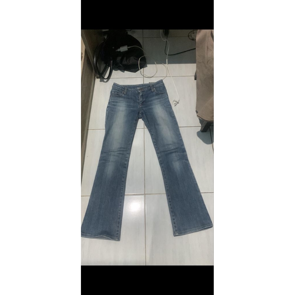 Celana levis wanita