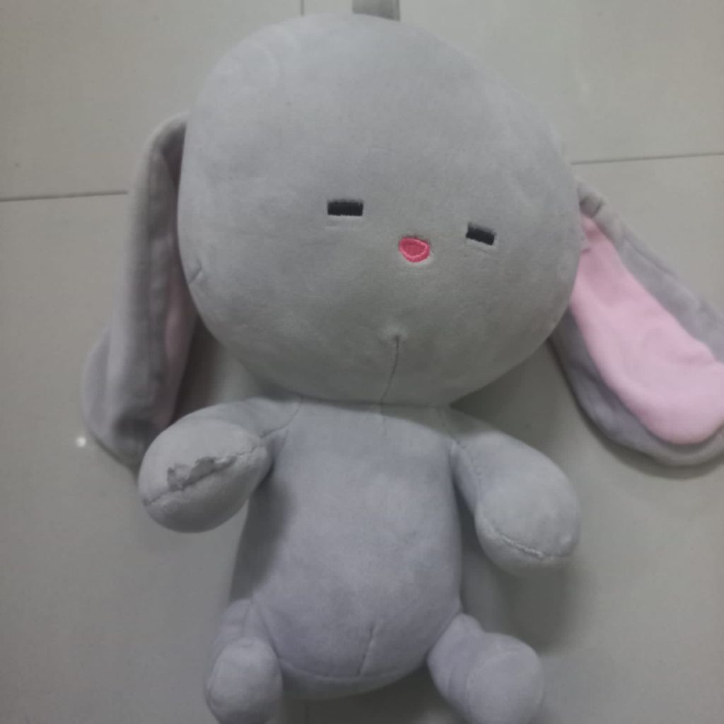 boneka kelinci abu abu besar
