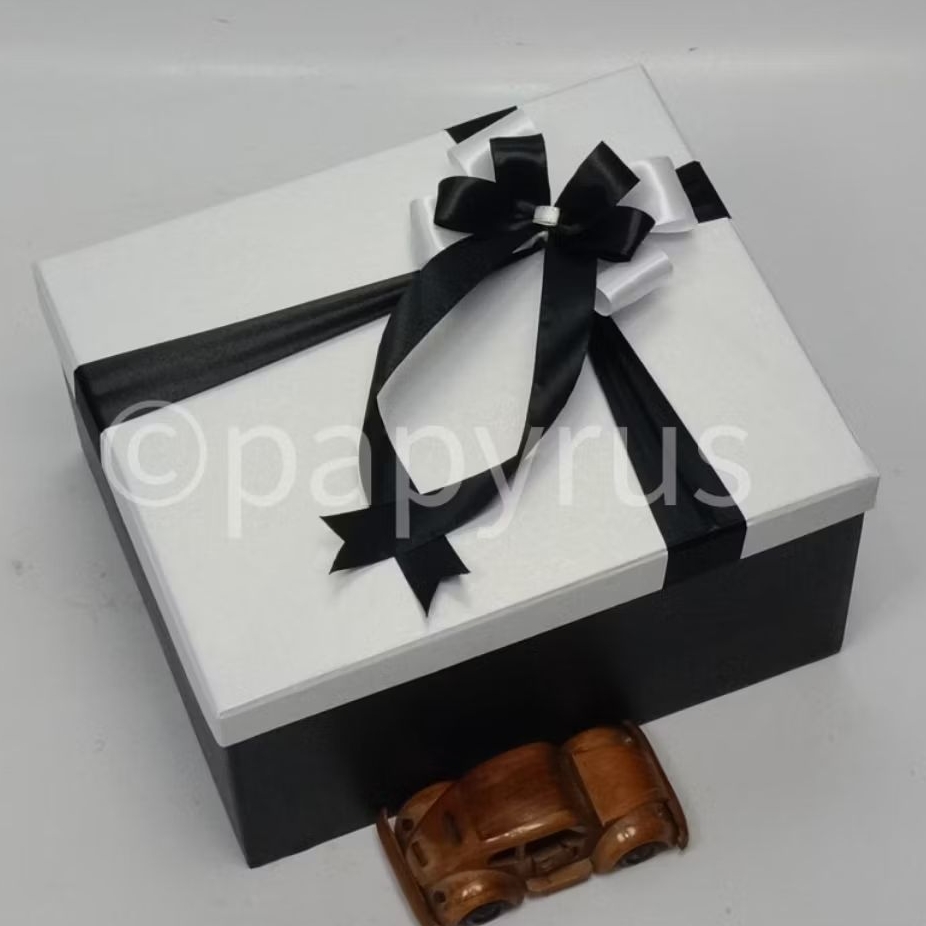 

PAPYRUS Kombinasi 25x30 Tinggi 15cm Kotak Kado Gift Box V1