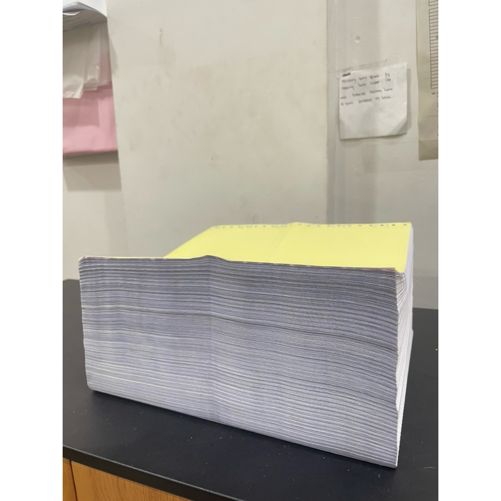 

TERMURAH Paperpryns Continuous Form NCR 3PLY Bagi 2 (9,5" x 11/2") / Kertas Bon / isi -+ 1.000 Lembar / 3 Warna / Ada garis potong di tengah