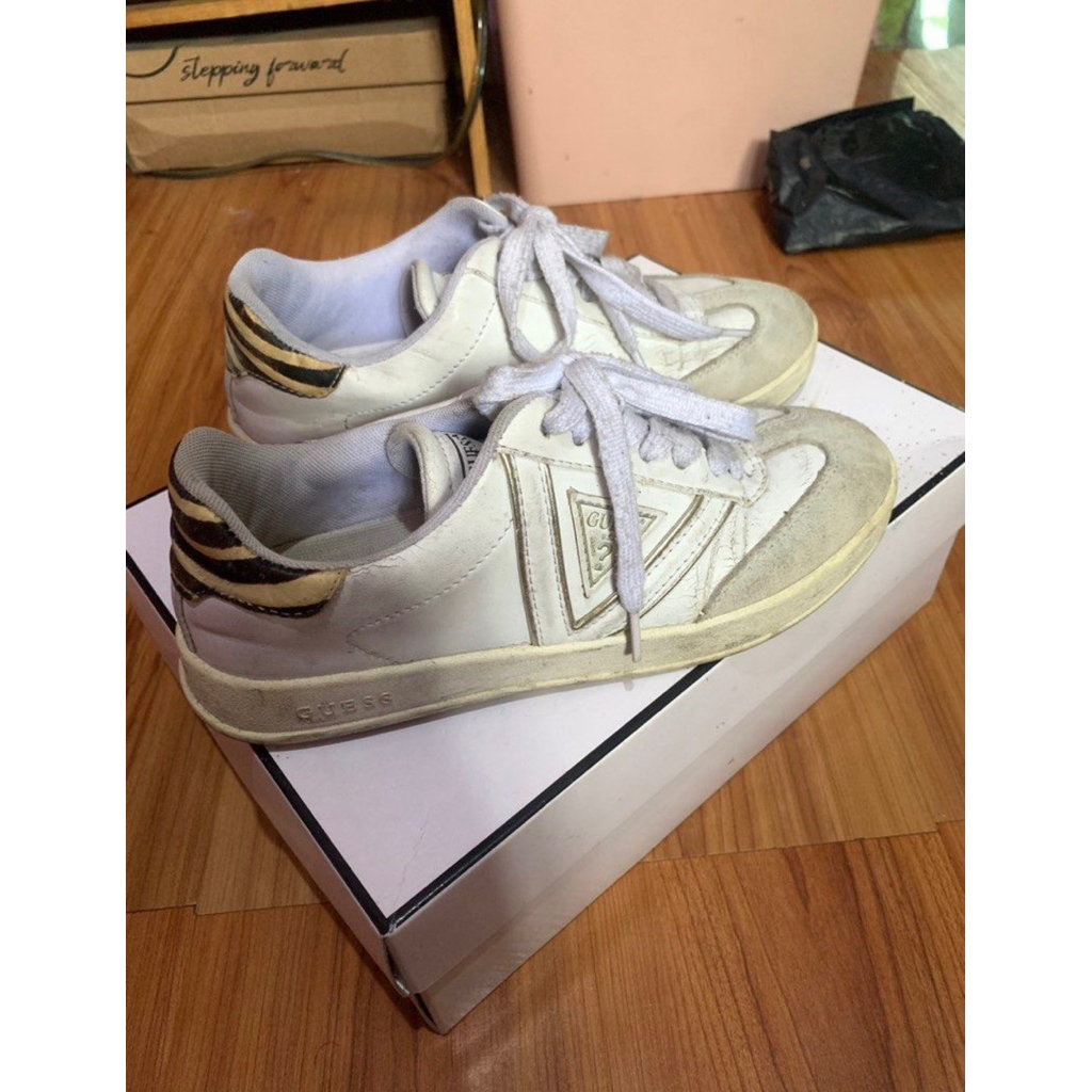 sepatu GUESS