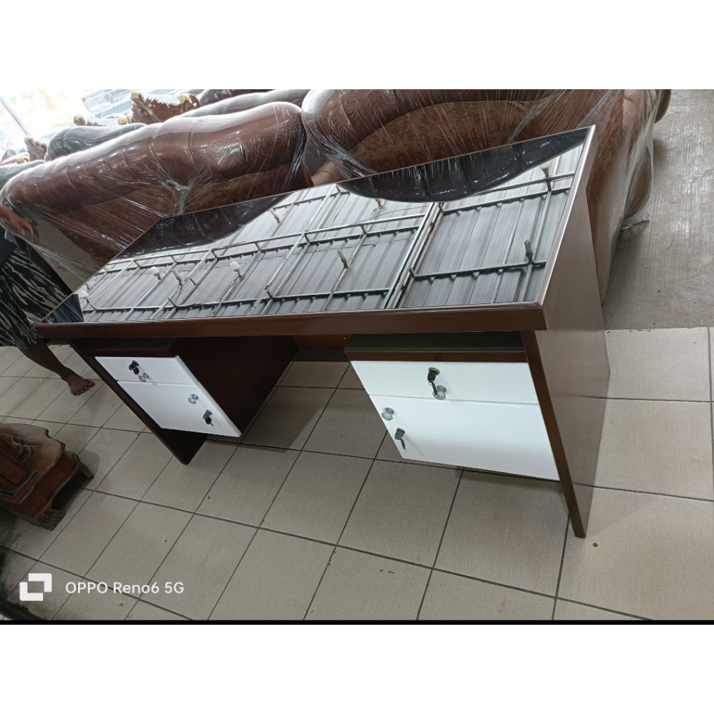 MURAHMEJA OFFICE/MEJA TULIS/MEJA KASIR(1BIRO) MATERIAL KAYU BLOKTIQ, TATAKAN ATAS PAKAI KACA TEBAL L