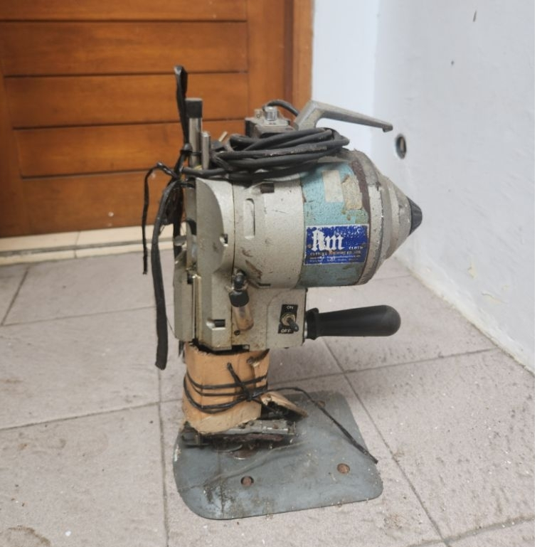 Mesin Potong Bahan Kain Tegak