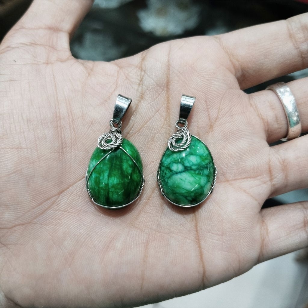 Liontin Batu Giok Hijau