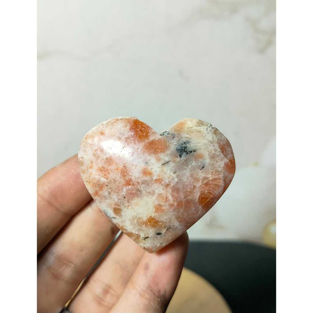 Batu Natural Golden Sunstone Heart (1)