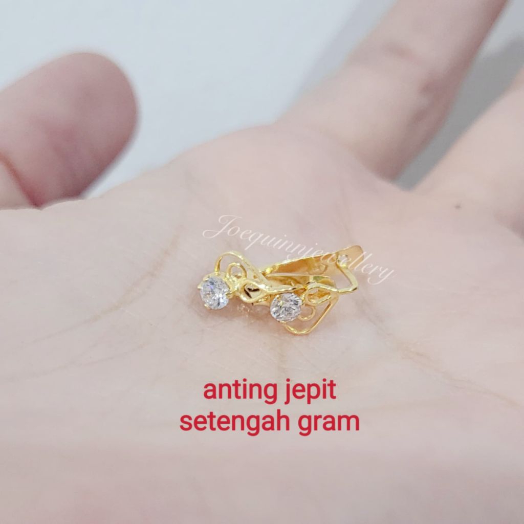 Anting jepit ukir love setengah gram