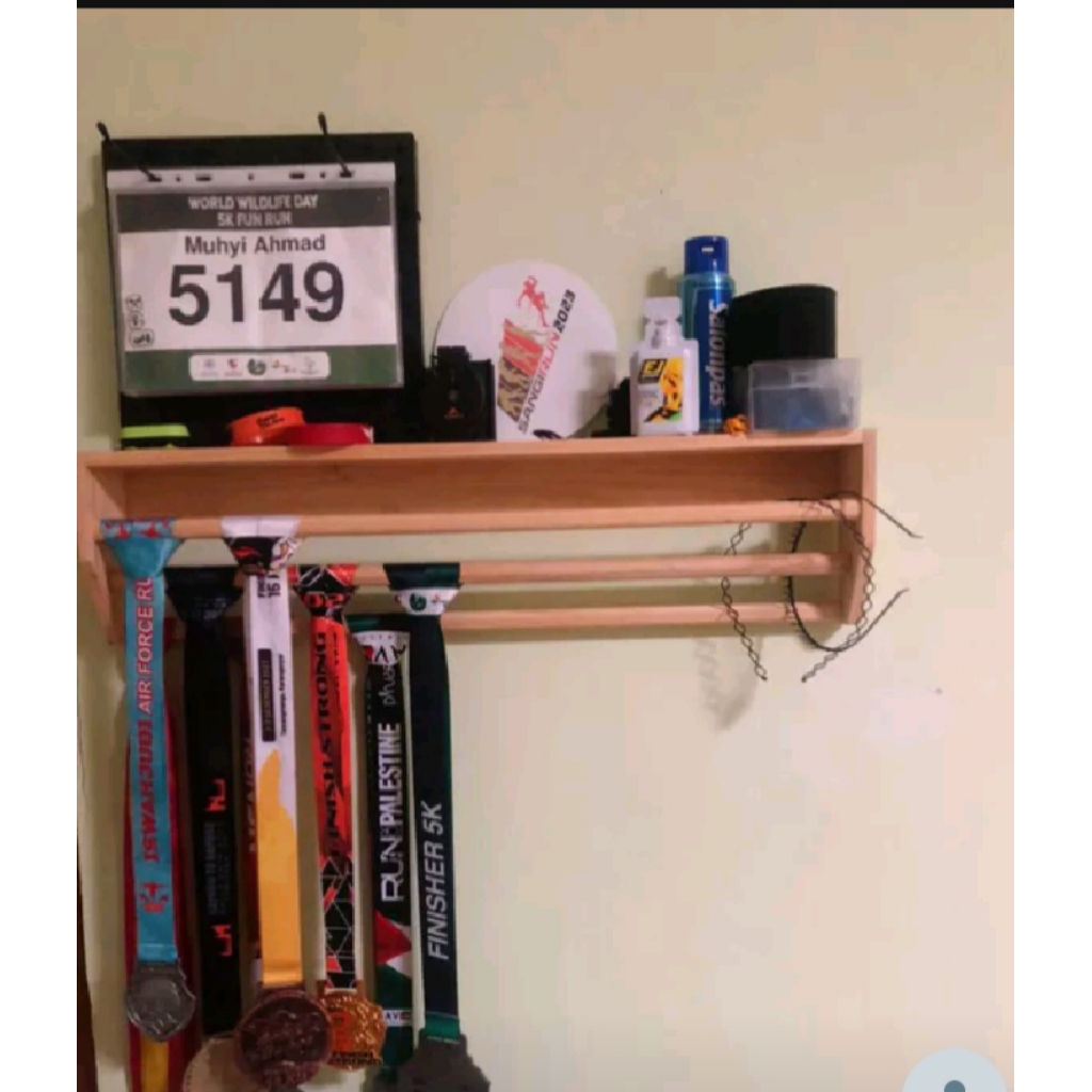 rak gantungan medali/rak tempat piala/rak kayu