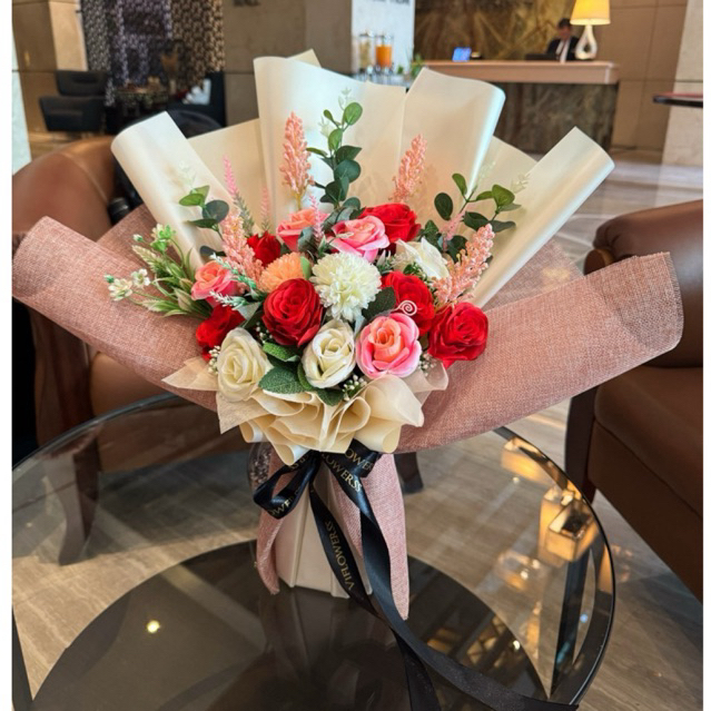 buket bunga artificial mawar bandung / hadiah tunangan anniversarry / kado lamaran / wisuda /graduat