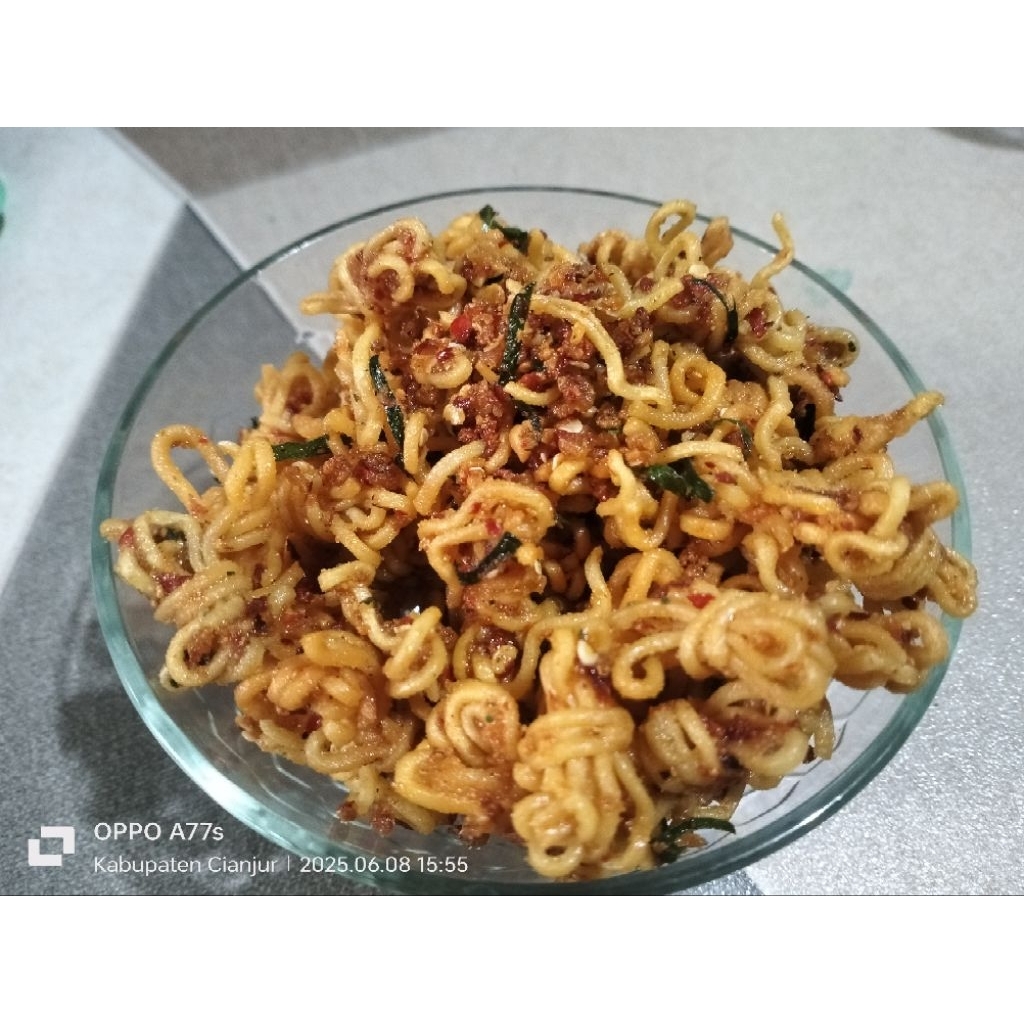 

Mie gulung kriuk renyah bumbu seblak pedas asin daun jeruk gurih