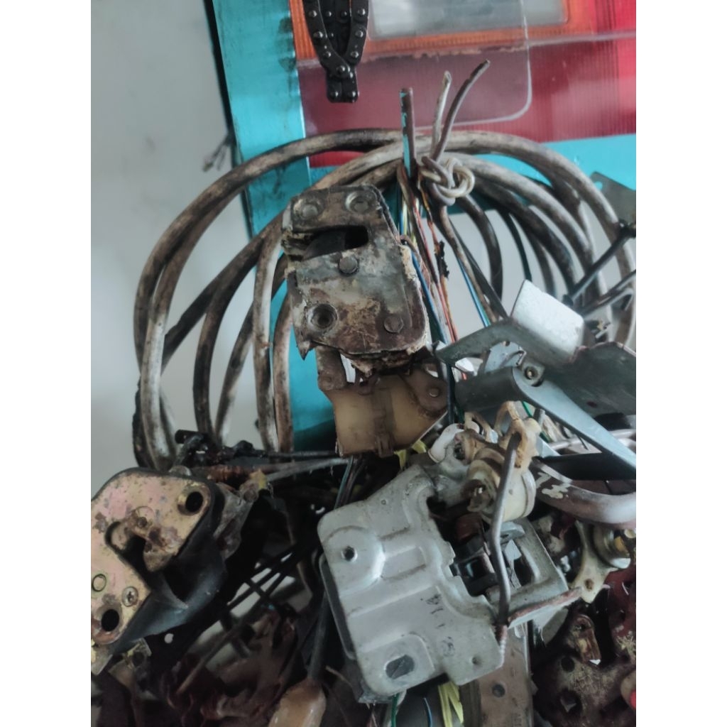 dorlock depan kanan Ford laser