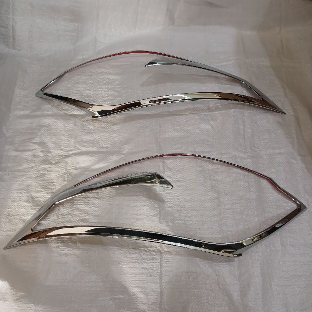 GARNIS DEPAN TOYOTA RUSH 2015