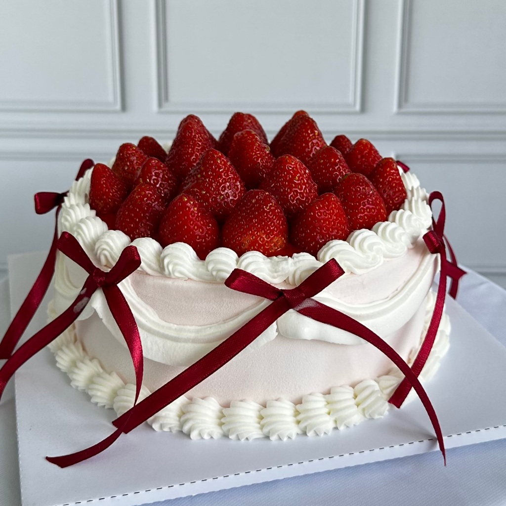 

Vintage Gelato Cake with strawberry