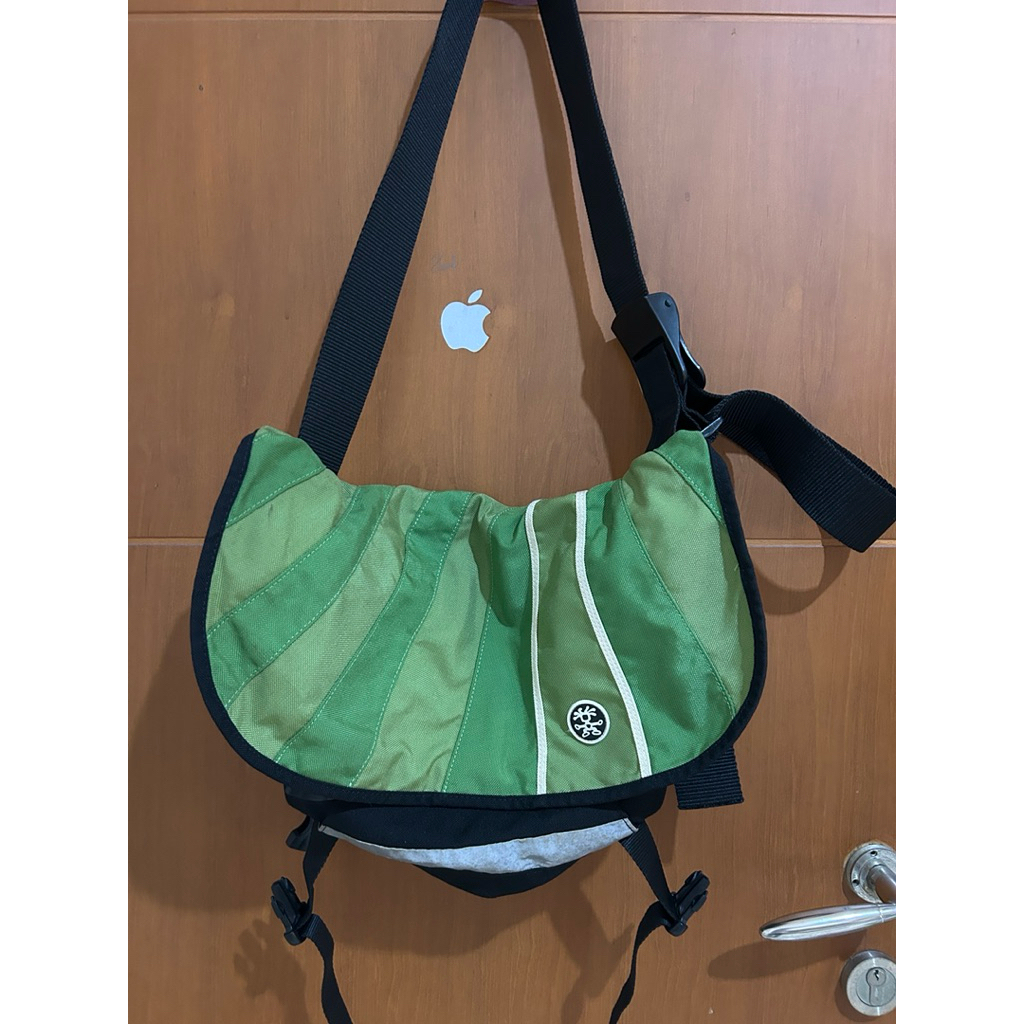 Tas Crumpler The Barney warna hijau hitam