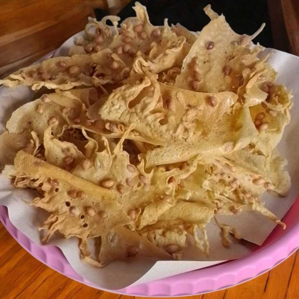 

peyek biyunge -peyek kacang tanah renyah, enak, gurih, banyak varian tersedia toples 200gr