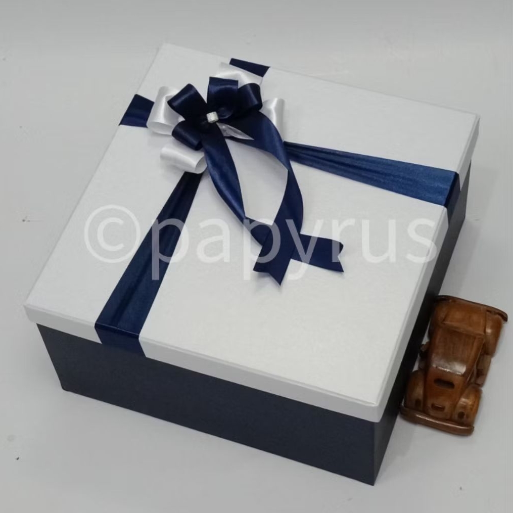 

PAPYRUS Kombinasi 30x30 Tinggi 15cm Kotak Kado Gift Box Hadiah V2