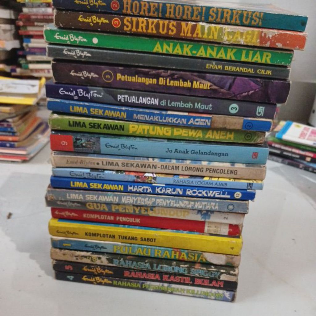 NOVEL LIMA SEKAWAN. ENID BLYTON