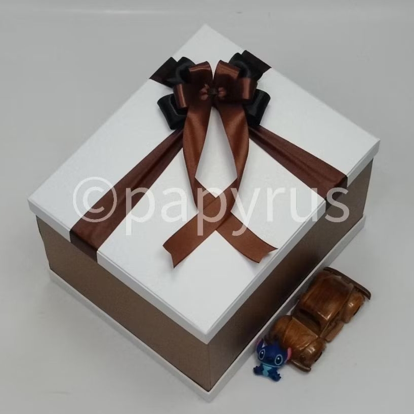 

PAPYRUS Sandwich 25x30 Tinggi 20cm Kotak Kado Gift Box V2