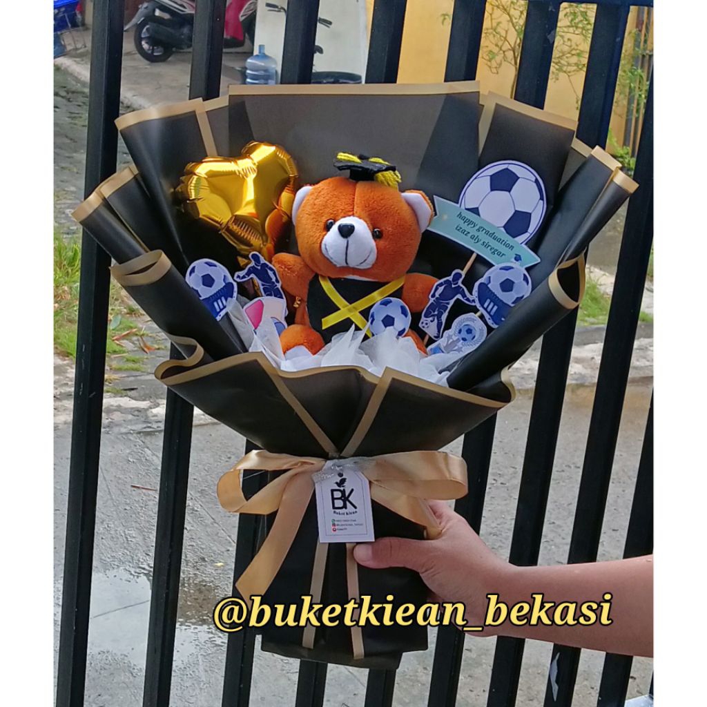 buket boneka wisuda/ buket hitam/ buket bola / buket pecinta sepak bola/ buket black/ buket boneka w