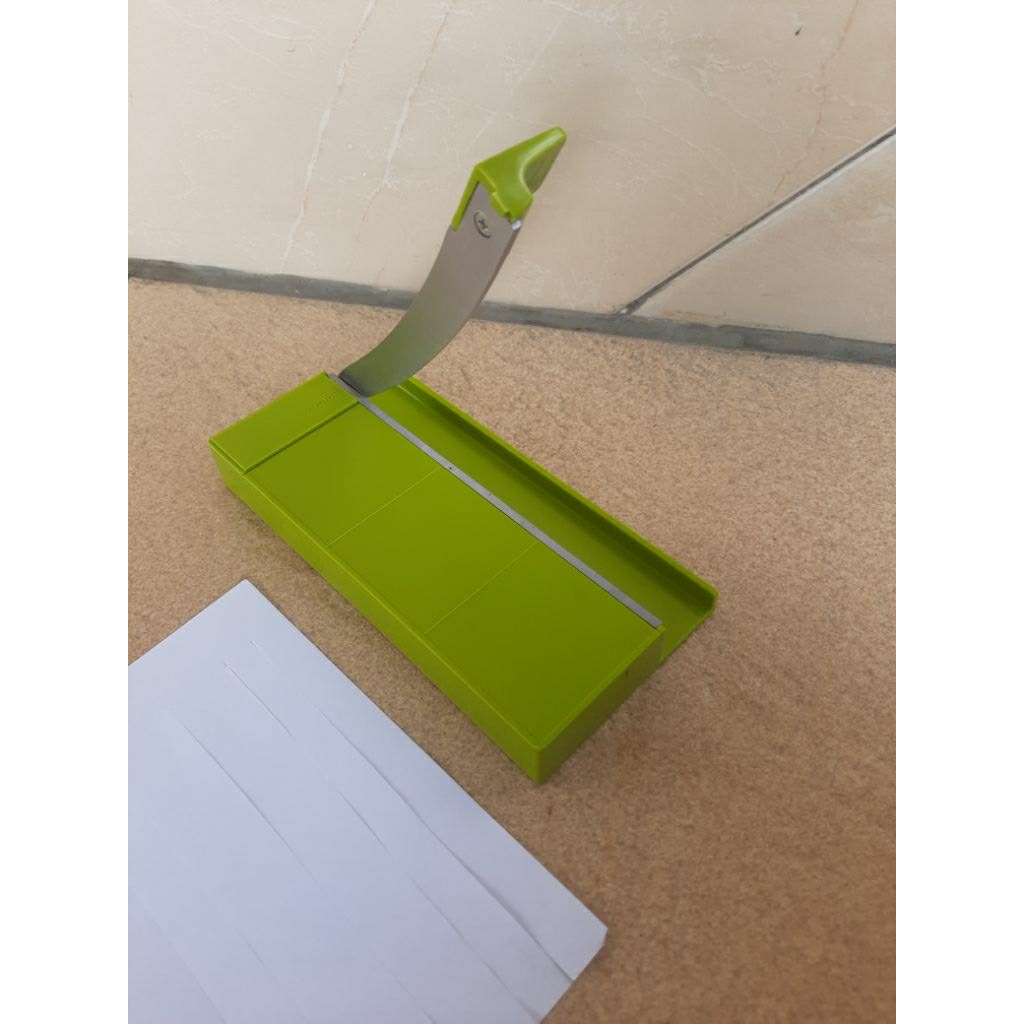 

KOKUYO MINI CUTTING PAPER ALAT POTONG KERTAS UKURAN MINI MERK KOKUYO JAPAN ORIGINAL BARU PISAU TAJAM