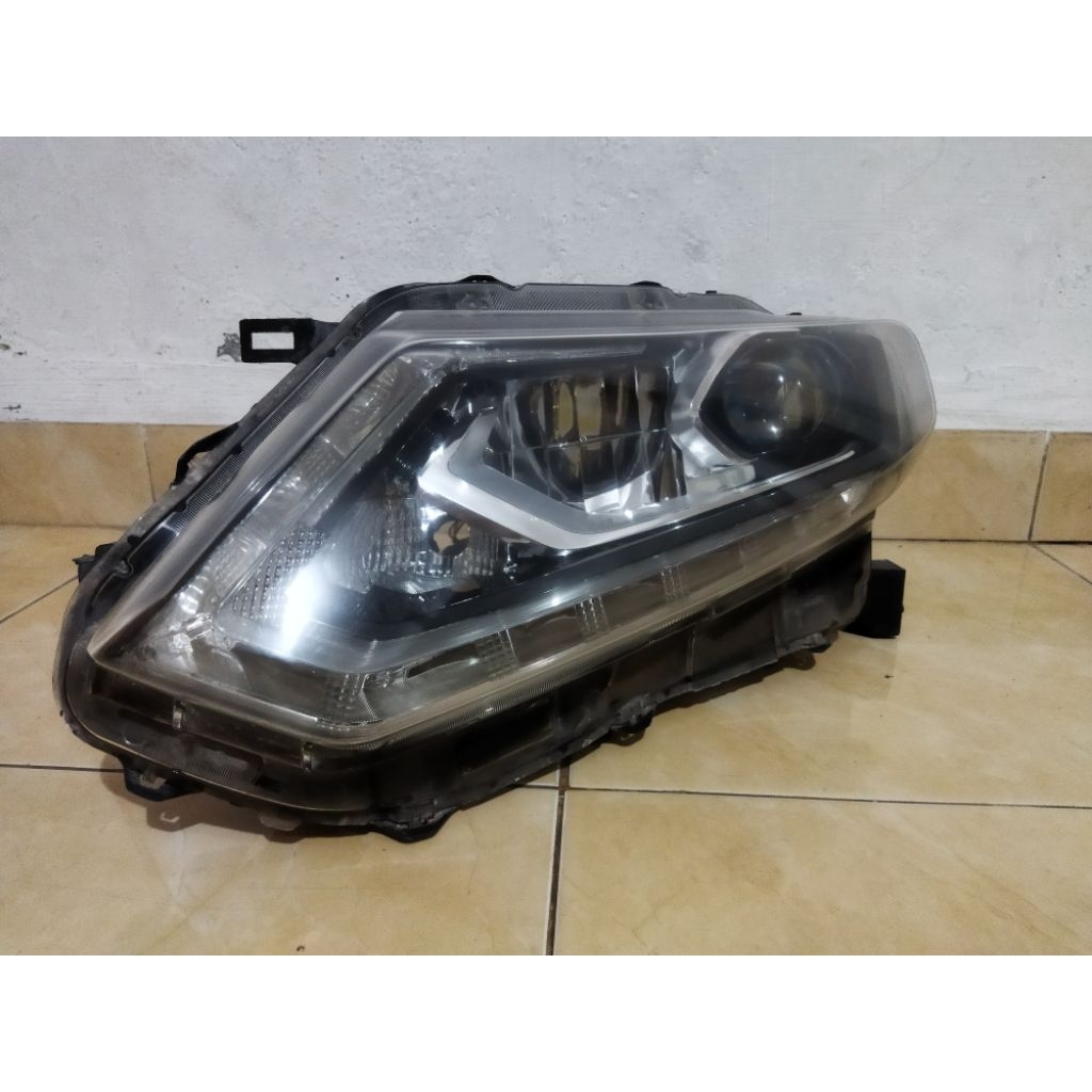 Lampu Depan Headlamp Nissan Xtrail T32 Kiri Original