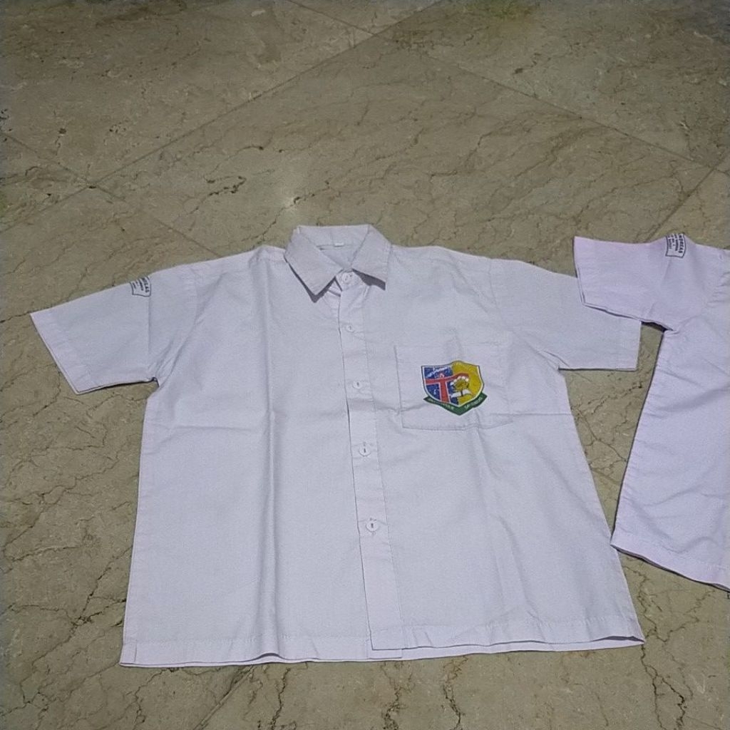 Prelove 2 Seragam Putih ada badge sekolah Santo Andreas Green Garden kondisi apa adanya