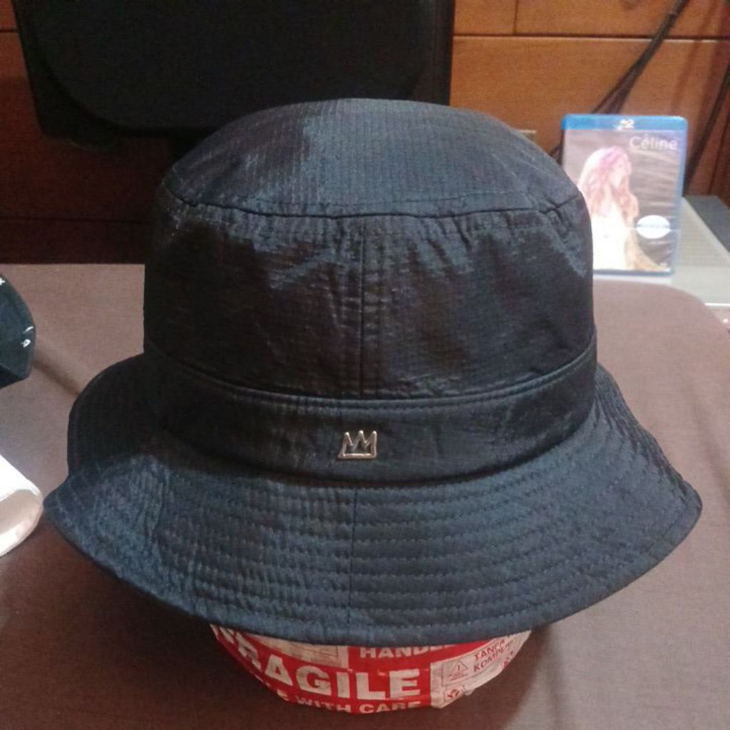 topi bucket hat jmb black. visor dalam full aop.