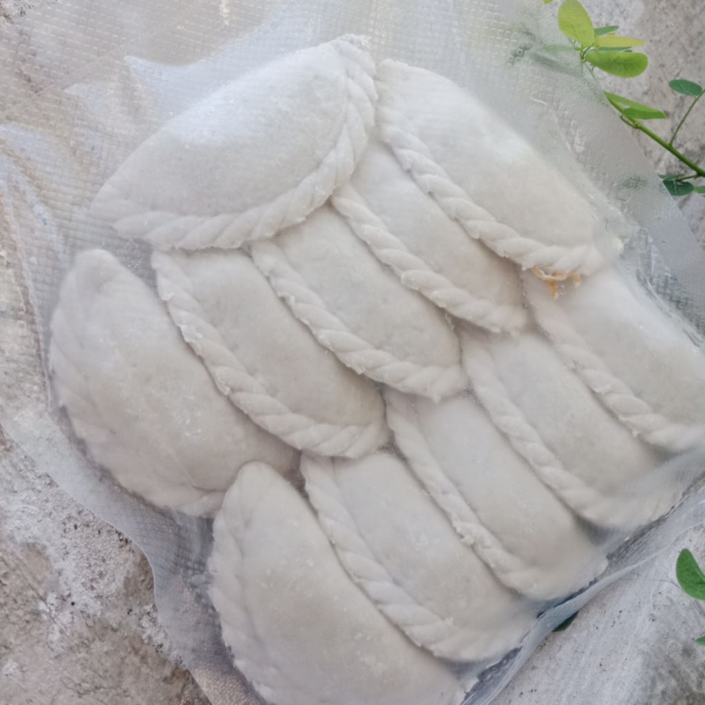 

Cireng Ayam Suwir Pedas – Frozen Siap Goreng | Gurih, Lumer, Nagih!, Tanpa Pengawet (isi 10)