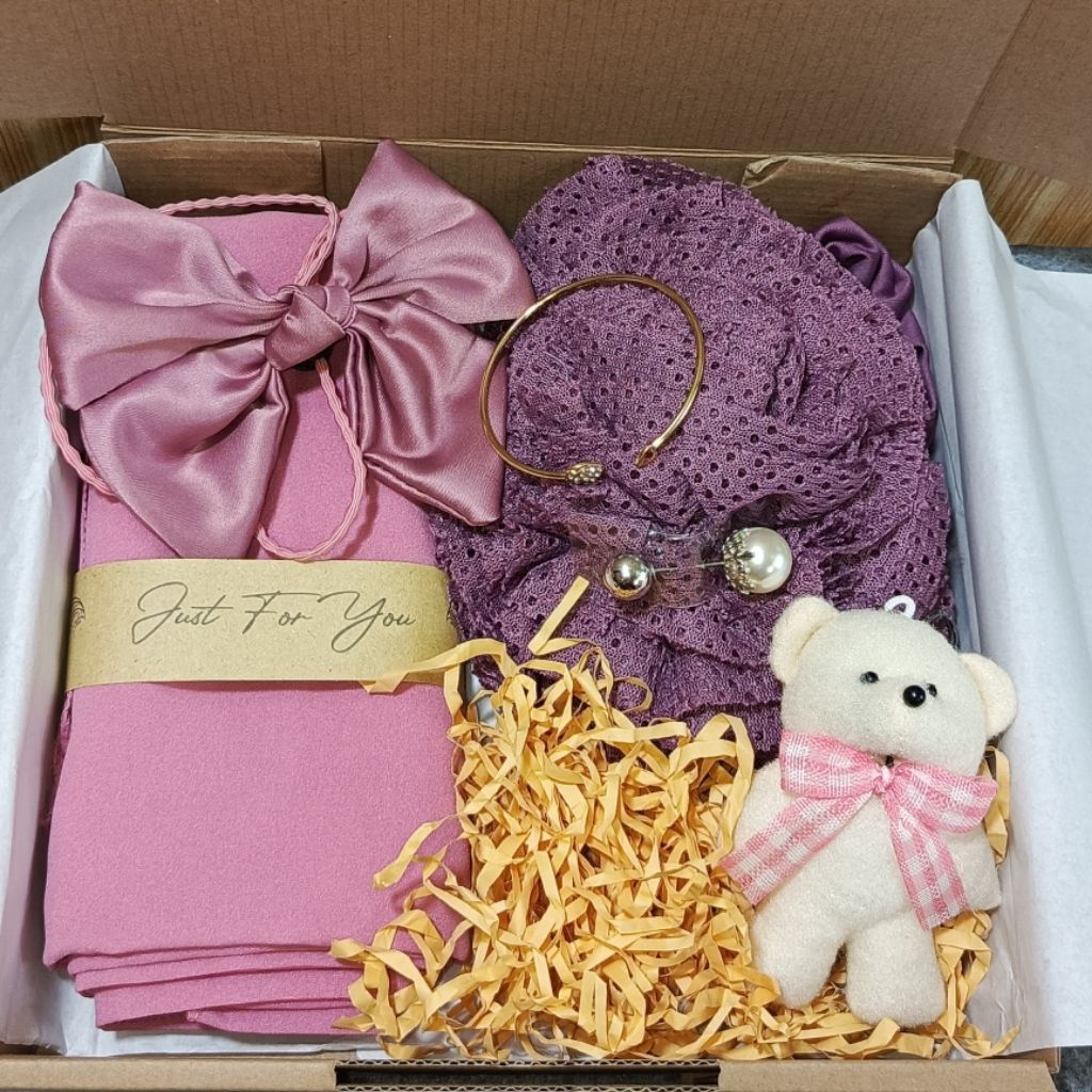 

Hampers Gift Box Pashmina Inner Turkey Ciput Bandana Tuspin Hijab Kacamata Jam Tangan Gelang Gantungan Boneka