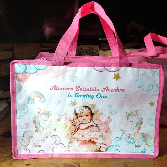 

tas ultah / souvenir mika resleting 20 x 10 x 15 / tas mika resleting