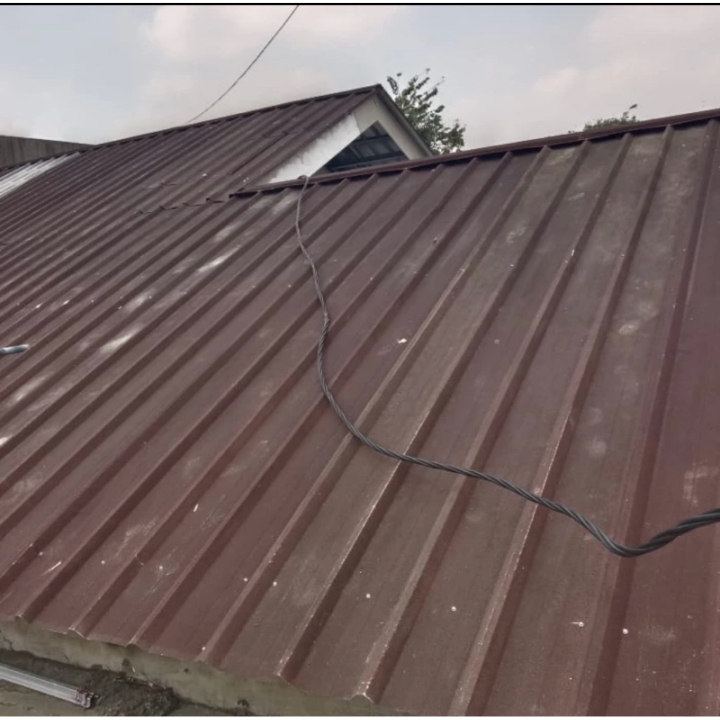 Renovasi rumah bongkar atap lama ganti baja ringan terpasang atap genteng metal pasir