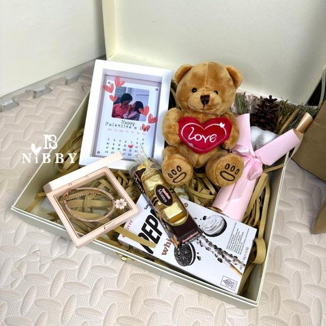 Sweet Memories HAMPERS Valentine Gift Chocolate | Hard Box | Buket Bunga | Coklat Fererro Silverquee