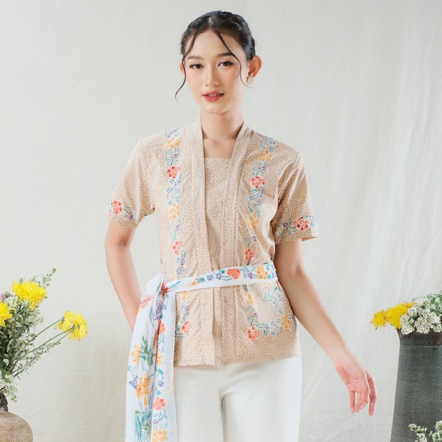 Kebaya encim kutubaru batik tanahan lengan pendek meradelima cream