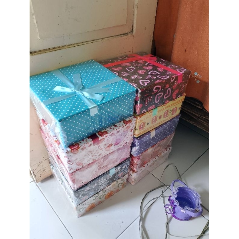 

KOTAK KADO MOTIF 22X22X8 BOX HADIAH TERMURAH