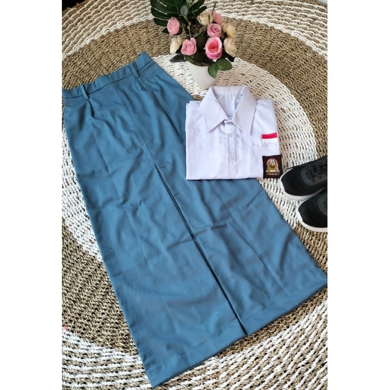 SERAGAM OSIS SMA PEREMPUAN SATU STEL/PASANG (LENGAN PANJANG) GRATIS BED OSIS DAN BENDERA