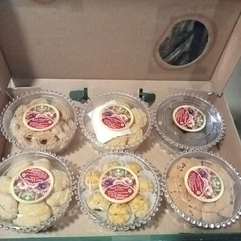 

PROMO PAKET LEBARAN KUE SARI HARUM KUE KERING PAKET PREMIUM ISI 6 TOPLES