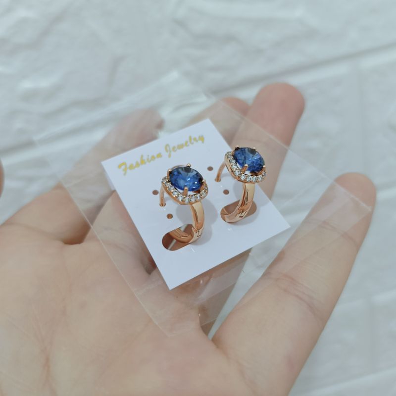 Anting klip mata biru