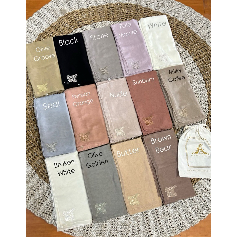 SEGIEMPAT PLAIN PARIS AYU DYAH ANDARI