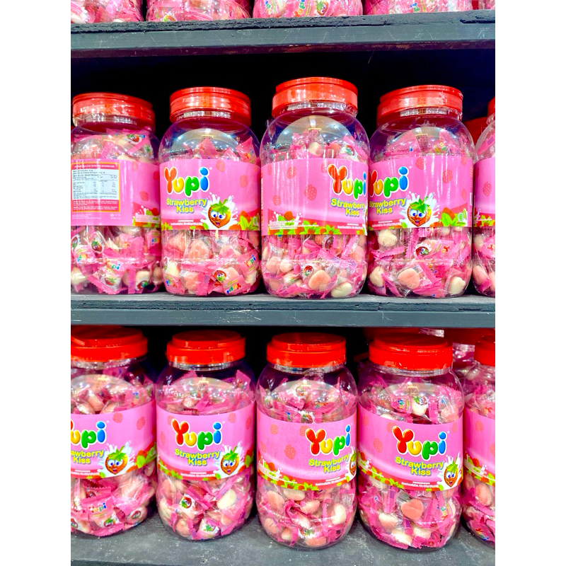 

Permen Yupi Strawberry Kiss Toples 300g