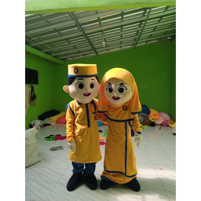 Kostum badut santri pakai tas gendong